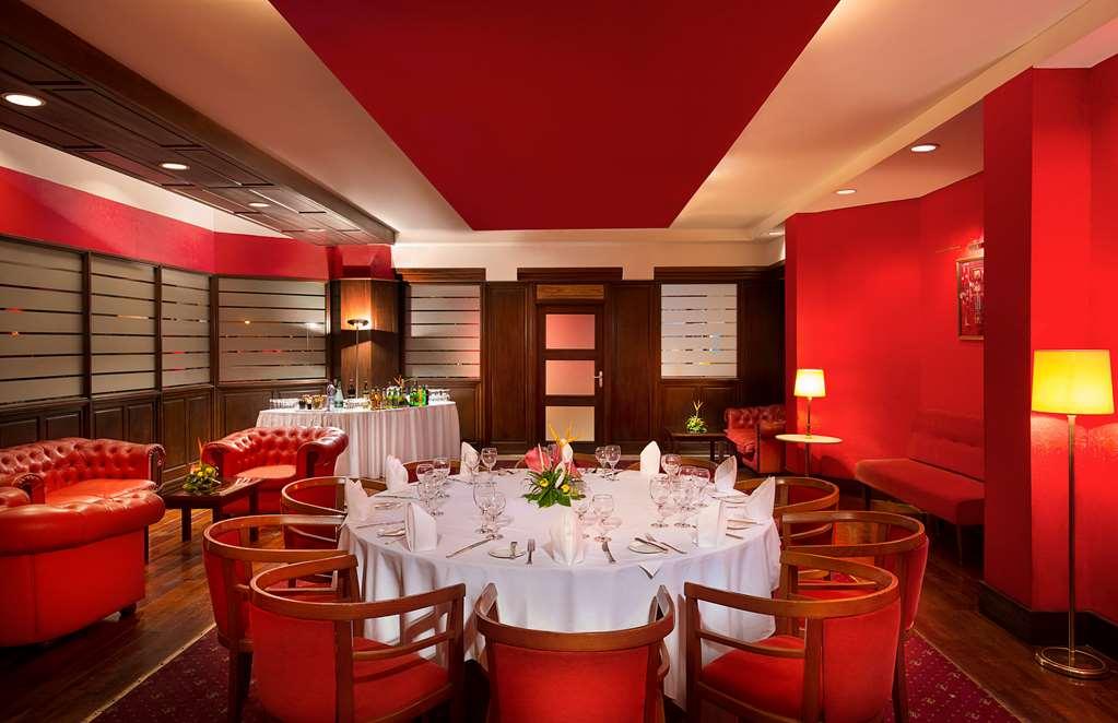 Hilton Yaounde Hotel Ресторант снимка