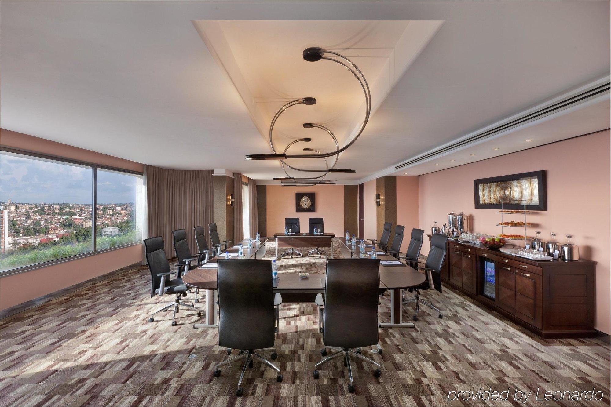 Hilton Yaounde Hotel Бизнес снимка