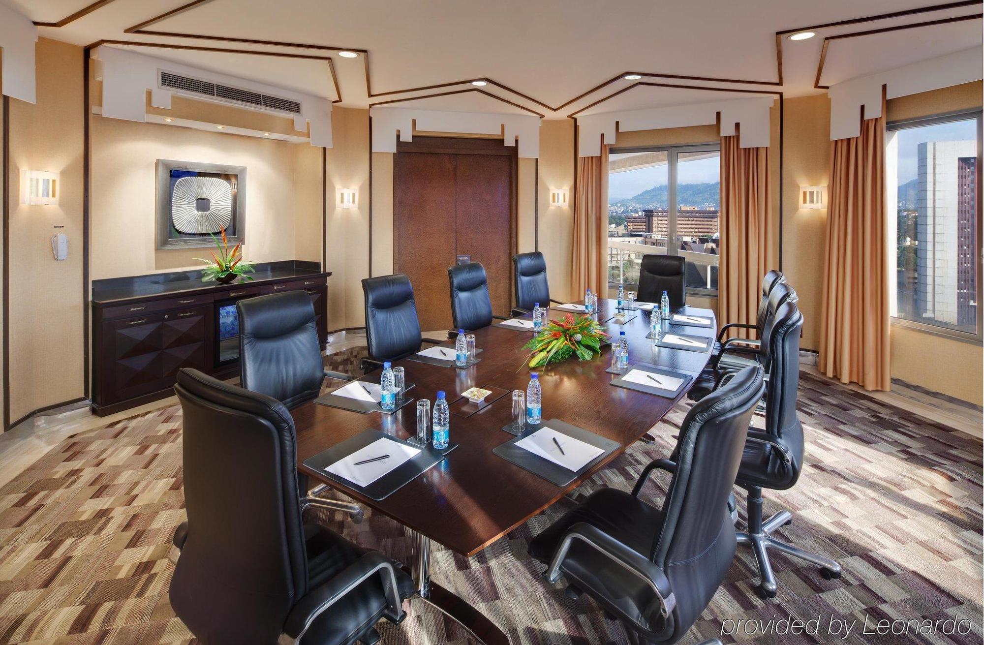 Hilton Yaounde Hotel Бизнес снимка